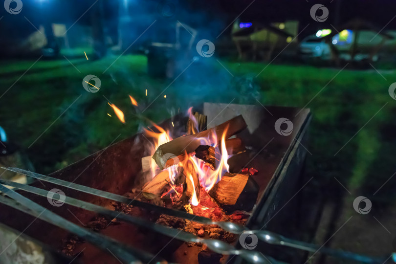 Скачать Дрова горят в старом ржавом гриле фотосток Ozero