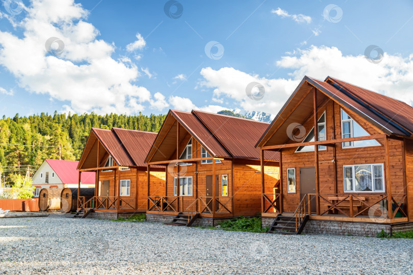 Скачать Деревянные домики небольшой комфортабельной базы отдыха в горах фотосток Ozero