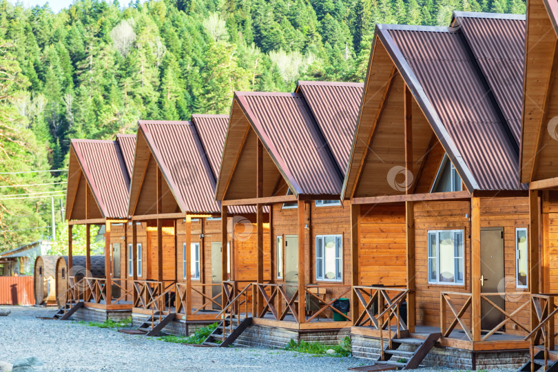 Скачать Деревянные домики небольшой комфортабельной базы отдыха в горах фотосток Ozero
