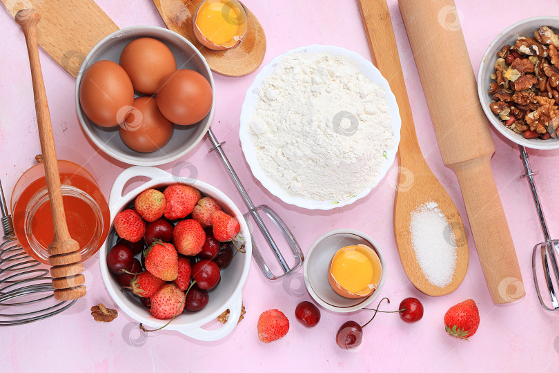 Скачать Рецепт приготовления клубнично-вишневого пирога, кулинария. Яйца, мука, сазар, клубника и мед, вид сверху, ровным слоем. История создания хлебобулочных изделий, фотосток Ozero