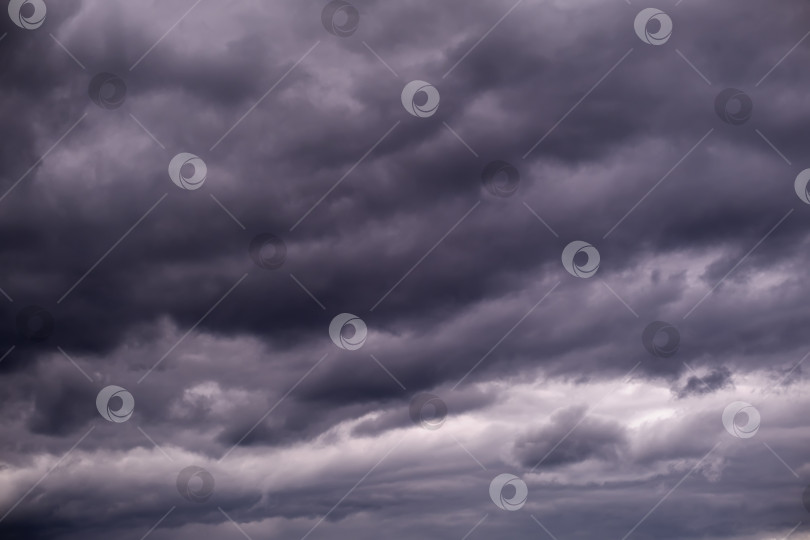 Скачать Надвигаются темные слои облачности, идет дождь. Драматический характер фотосток Ozero