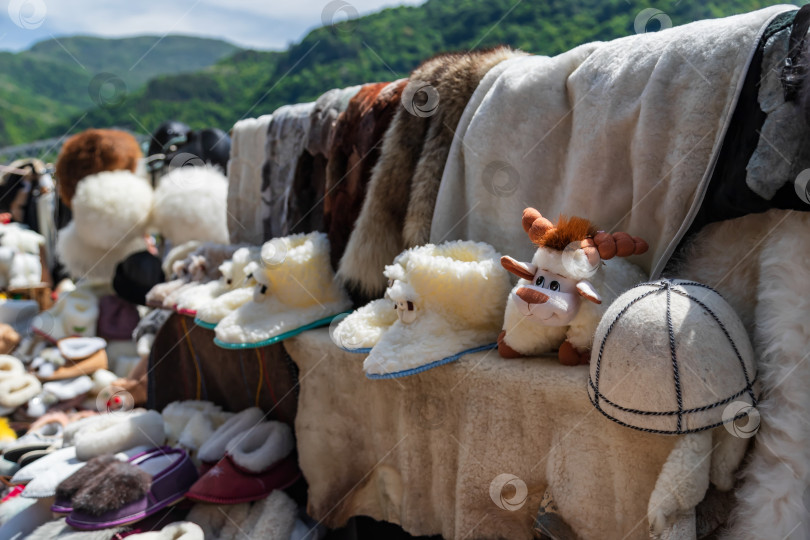 Скачать сувениры из шерсти и меха, изготовленные на придорожном базаре в туристической зоне гор Архыз фотосток Ozero