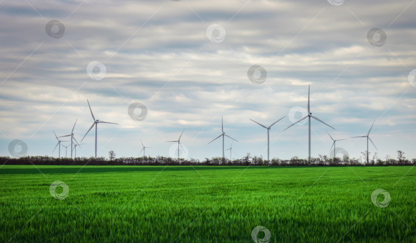 Скачать Ветряные турбины, вырабатывающие электроэнергию с голубым небом - минусы энергии фотосток Ozero