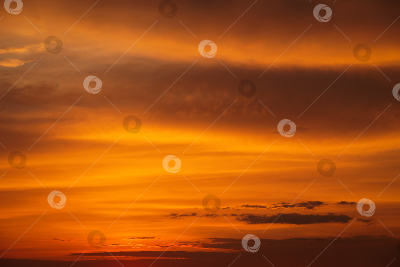 Скачать Красивое красочное драматическое небо с облаками на закате или восходе солнца фотосток Ozero