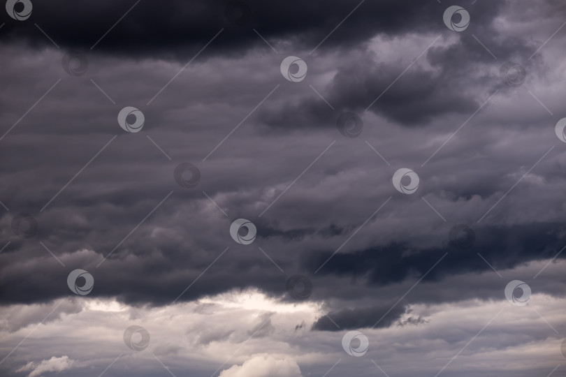 Скачать Надвигаются темные слои облачности, идет дождь. Драматический характер фотосток Ozero