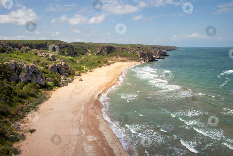 Скачать Скалы, пляжи и прекрасная бирюзовая морская вода. Экзотический пляж. фотосток Ozero