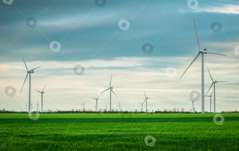 Скачать Ветряные турбины, вырабатывающие электроэнергию с облачным небом - energy co фотосток Ozero