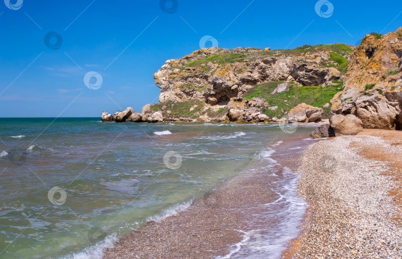 Скачать Скалы, пляжи и прекрасная бирюзовая морская вода. Экзотический пляж. фотосток Ozero