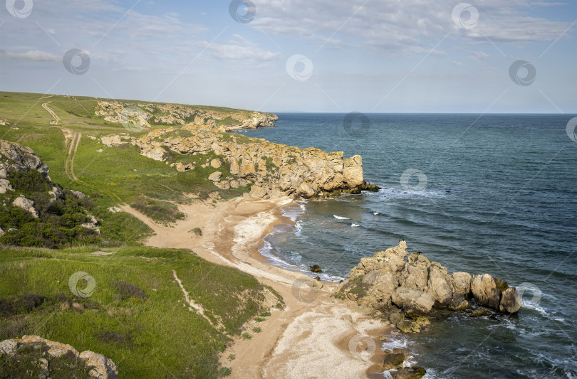 Скачать Скалы, пляжи и прекрасная бирюзовая морская вода. Экзотический пляж. фотосток Ozero