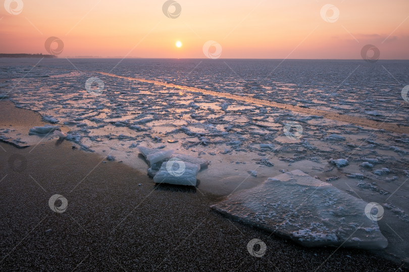 Скачать Восход солнца и замерзшее море. Красивый зимний пейзаж с озером и фотосток Ozero