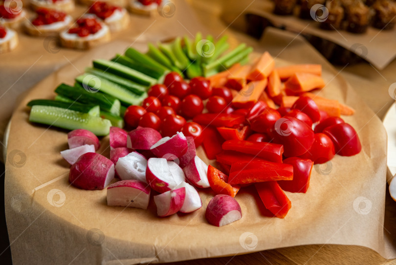 Скачать Овощное ассорти. Кейтеринг-шведский стол с разнообразными закусками фотосток Ozero