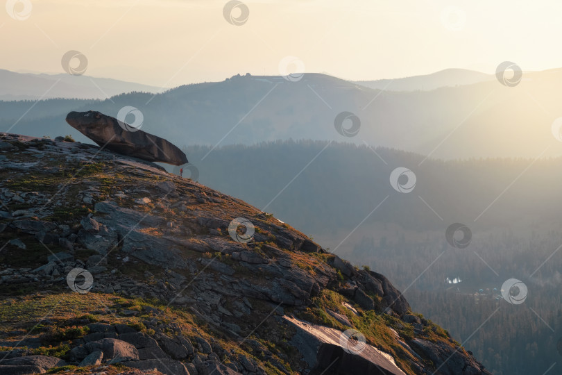 Скачать Падающий большой валун на краю пропасти. Вид на закат, Уэс фотосток Ozero