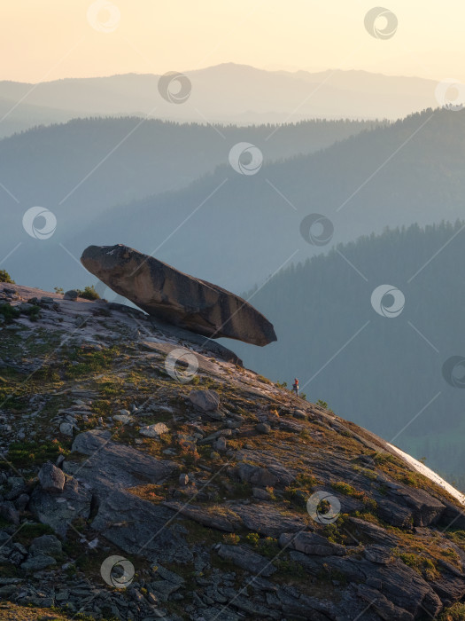 Скачать Падающий большой валун на краю пропасти. Вертикальный вид, Вт фотосток Ozero