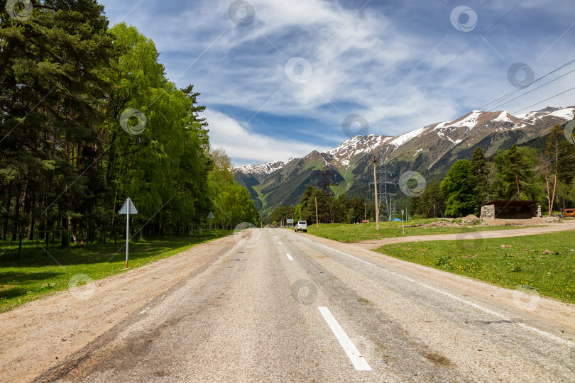 Скачать старая асфальтированная дорога уходит вдаль на фоне величественных гор фотосток Ozero