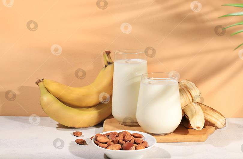 Скачать Банановая веганская альтернатива молоку без лактозы и глютена, отсутствие аллергии, концепция здорового питания, поддержание здоровой микрофлоры кишечника, диетическое питание фотосток Ozero