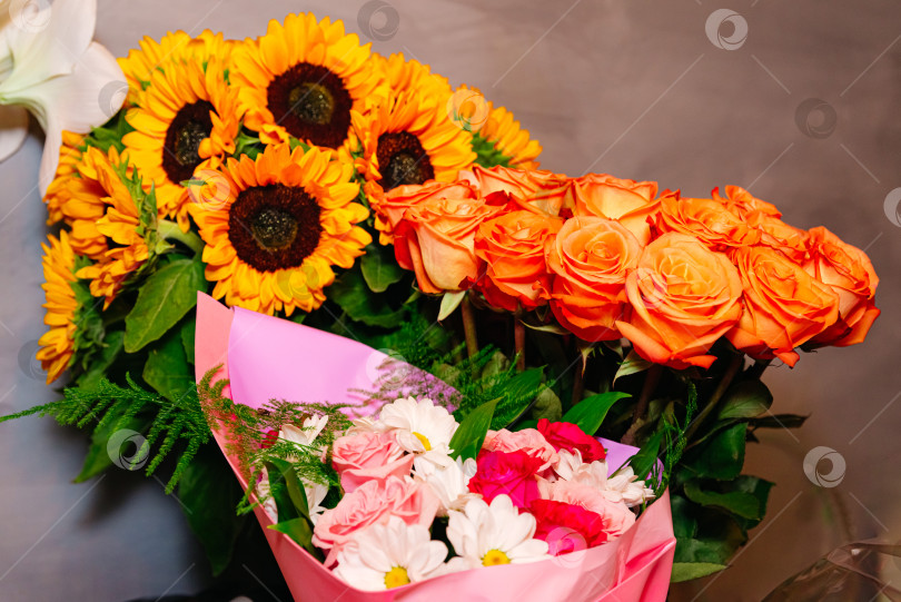 Скачать Красивая цветочная композиция из свежих цветов, подсолнухов и о фотосток Ozero
