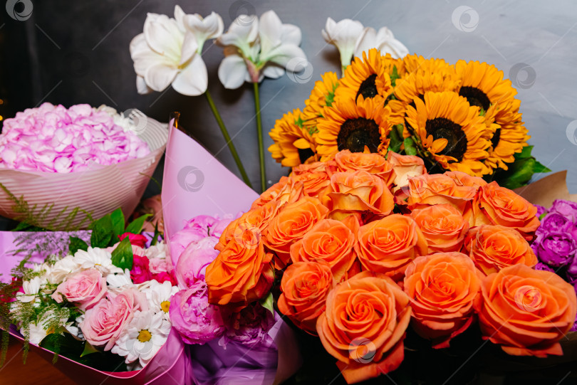 Скачать Красочный цветочный букет со свежими оранжевыми и розовыми розами, подсолнухами фотосток Ozero