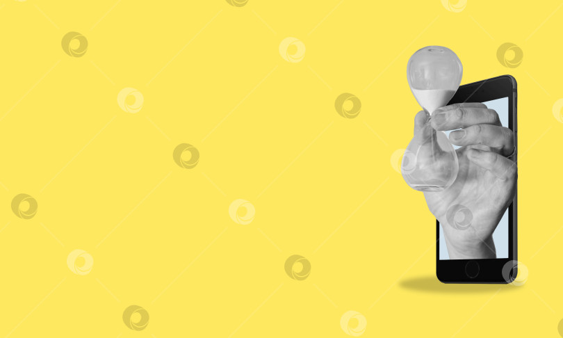 Скачать Креативный абстрактный шаблон графического коллажа с изображением мобильного телефона с песочными часами на желтом фоне с пробелом для текста. фотосток Ozero