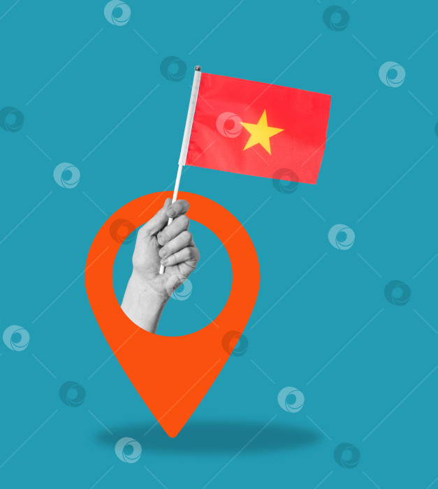 Скачать Художественный коллаж, рука с вьетнамским флагом на синем фоне с навигационным знаком. фотосток Ozero