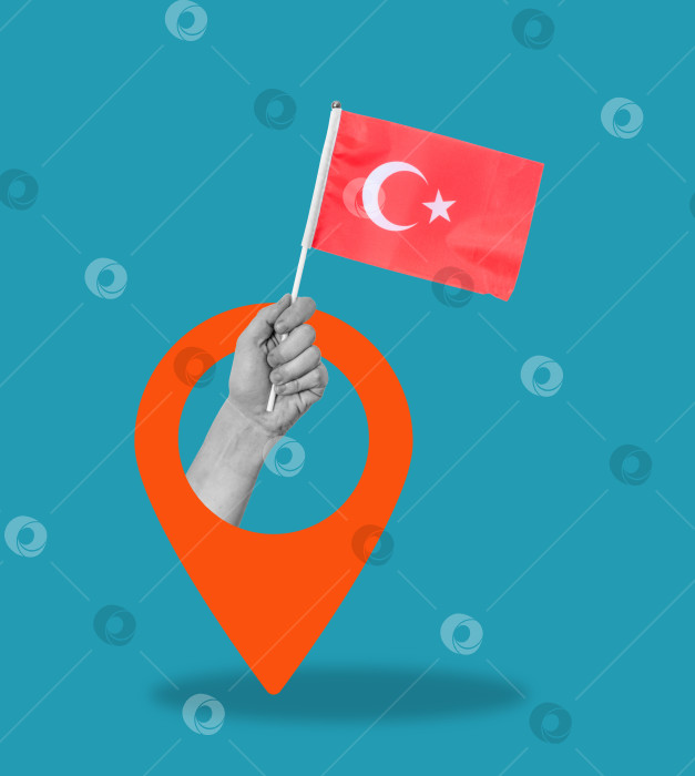 Скачать Художественный коллаж, рука с турецким флагом и значком навигации на синем фоне. фотосток Ozero