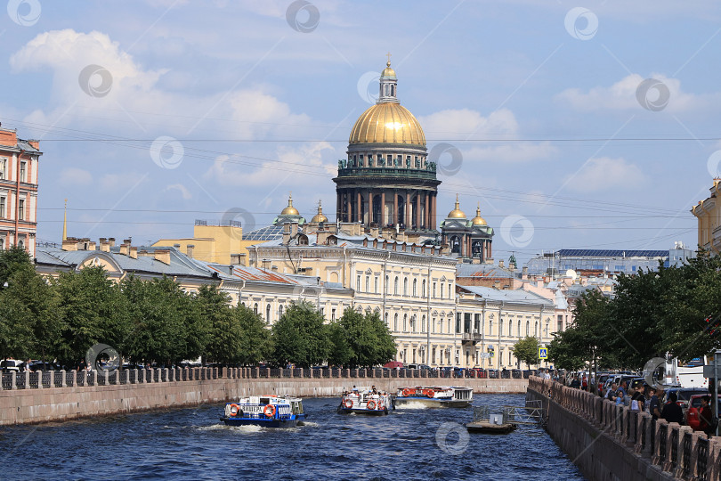 Скачать Россия, Санкт-Петербург, 1 июля 2019 года. Исаакиевский собор. Вид с Поселуевского моста. На фотографии купол собора Св. Исаакиевский собор фотосток Ozero