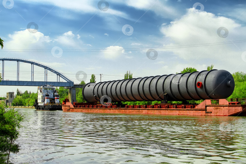 Скачать Тяжелое негабаритное химическое оборудование перевозится речным транспортом по судоходному каналу на специальной барже фотосток Ozero
