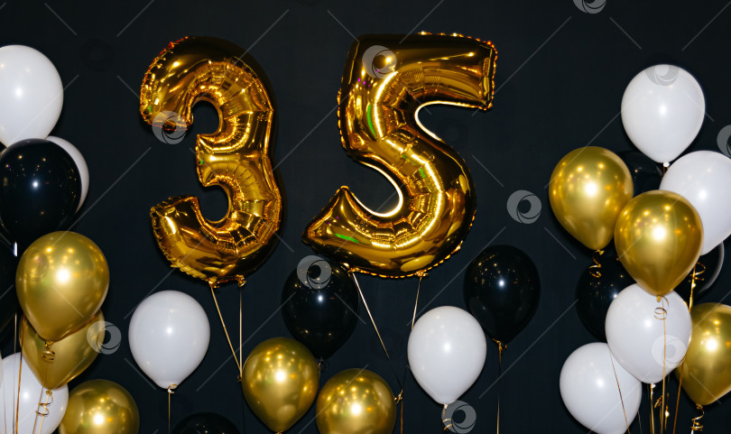 Скачать Празднуем 35-летие с золотыми и черными воздушными шарами! фотосток Ozero