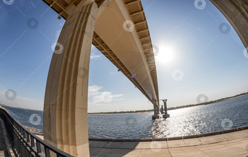 Скачать Вид снизу на строящийся мост через реку фотосток Ozero