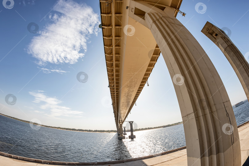 Скачать Вид снизу на строящийся мост через реку фотосток Ozero