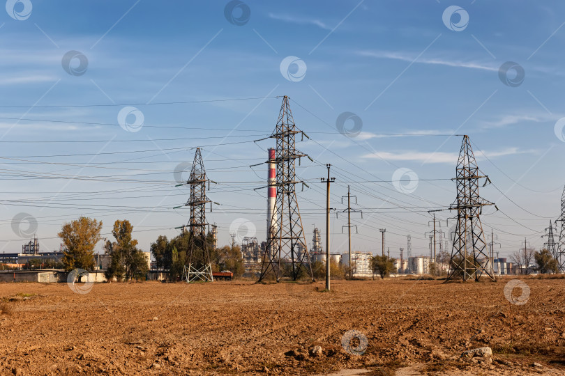 Скачать высоковольтная линия электропередачи проходит рядом с химическим заводом фотосток Ozero