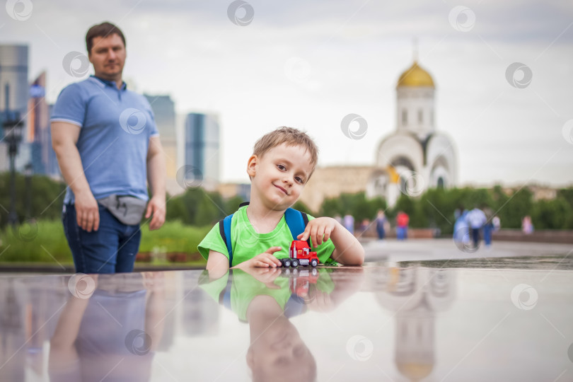 Скачать Портрет ребенка, мальчика на фоне городского пейзажа. фотосток Ozero