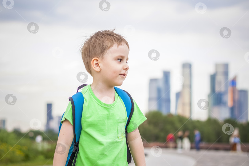 Скачать Портрет ребенка, мальчика на фоне городского пейзажа. фотосток Ozero