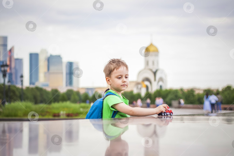 Скачать Портрет ребенка, мальчика на фоне городского пейзажа. фотосток Ozero