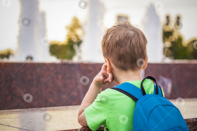 Скачать Портрет ребенка, мальчика на фоне городского пейзажа. фотосток Ozero