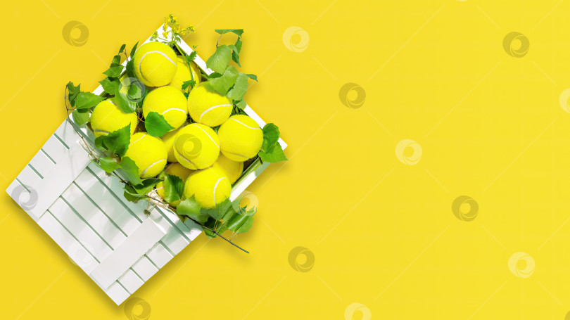 Скачать Теннисный фон с теннисными мячами в деревянных коробках на желтом фоне фотосток Ozero