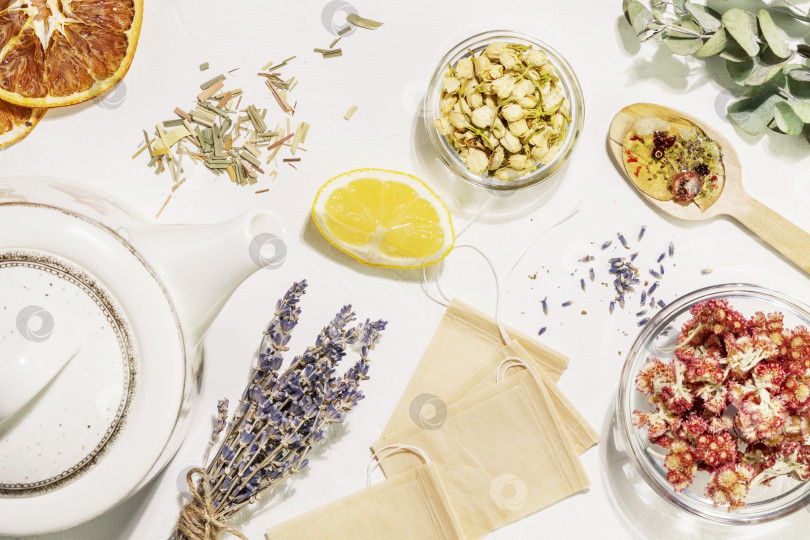 Скачать Концепция натурального чая с сухоцветами и травами, лимоном, чайными пакетиками фотосток Ozero