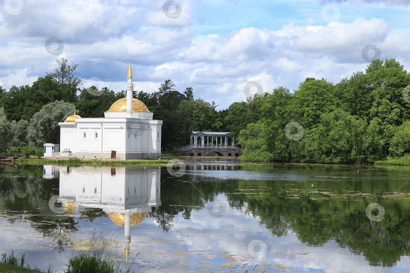 Скачать Россия, Санкт-Петербург, 10 июля 2020 года, Екатерининский парк. На фото - турецкая баня на берегу озера в центральной части Екатерининского парка фотосток Ozero