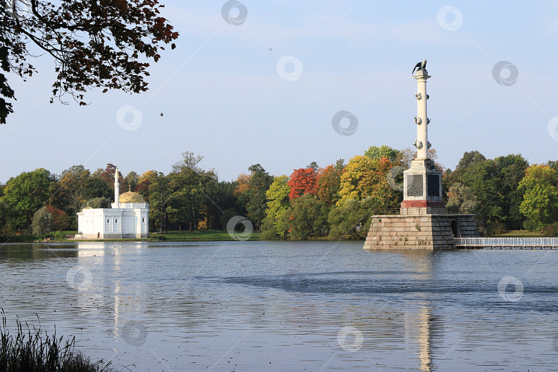 Скачать Россия, Санкт-Петербург, 22 сентября 2018 года, Екатерининский парк. На фото Турецкая баня и Чесменская колонна в Царском Селе на заднем плане фотосток Ozero