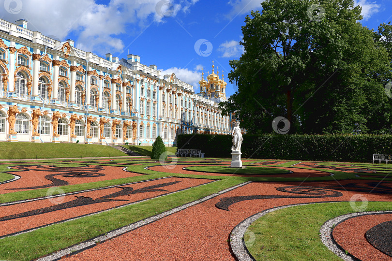 Скачать Россия, Санкт-Петербург, 10 июля 2020 года, Екатерининский парк. На фото Екатерининский дворец в городе Пушкине без людей фотосток Ozero