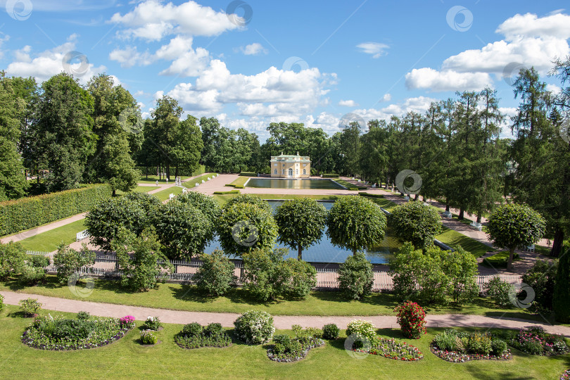 Скачать Россия, Санкт-Петербург, 10 июля 2020 года, Екатерининский парк. На фото холодная ванна, панорамный вид из галереи Камерона в городе Пушкин фотосток Ozero