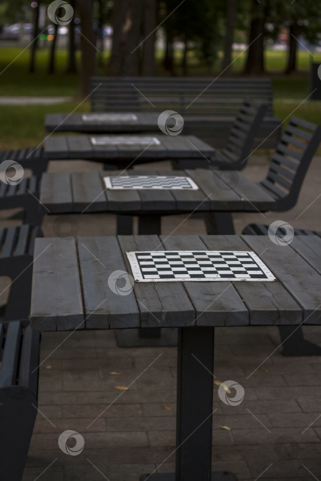 Скачать В парке есть шахматные столы для всех желающих. Городская игровая площадка фотосток Ozero