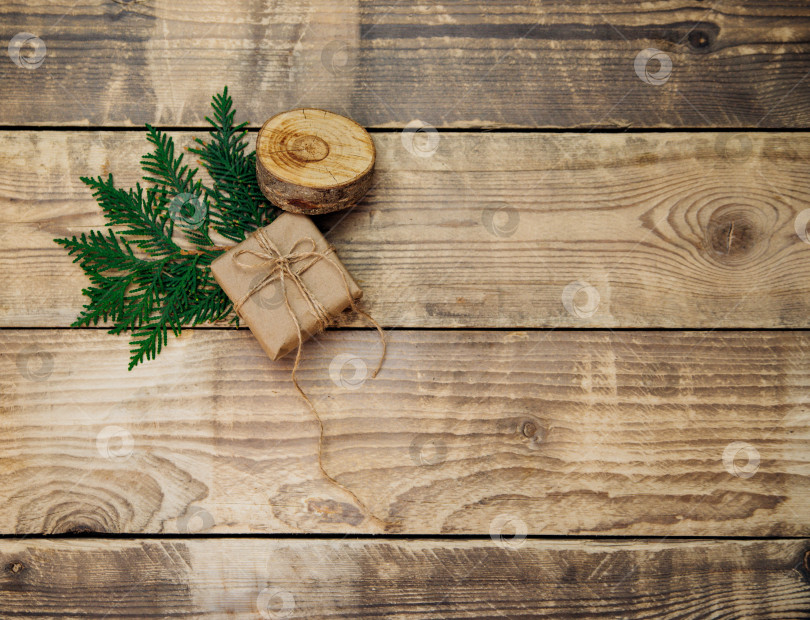 Скачать Коробки, упакованные в крафт-бумагу и натуральный шпагат на деревянном фоне.Экологически чистый материал.Рождество и Новый год. фотосток Ozero