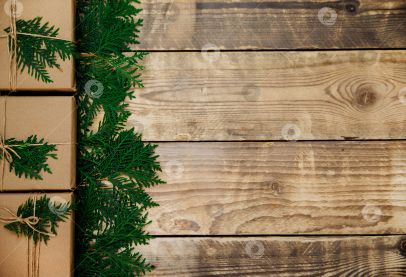 Скачать Коробки, упакованные в крафт-бумагу и натуральный шпагат на деревянном фоне.Концепция Рождества и Нового года. фотосток Ozero