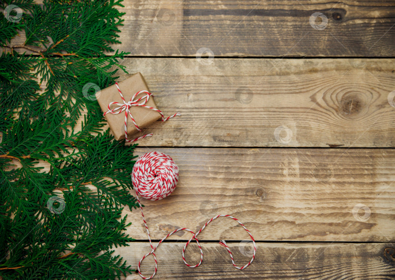 Скачать Коробки, упакованные в крафт-бумагу, ветки на деревянном фоне.Экологически чистый материал.Рождество и Новый год. фотосток Ozero
