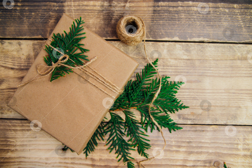 Скачать Коробки, упакованные в крафт-бумагу и натуральный шпагат на деревянном фоне.Концепция Рождества и Нового года. фотосток Ozero