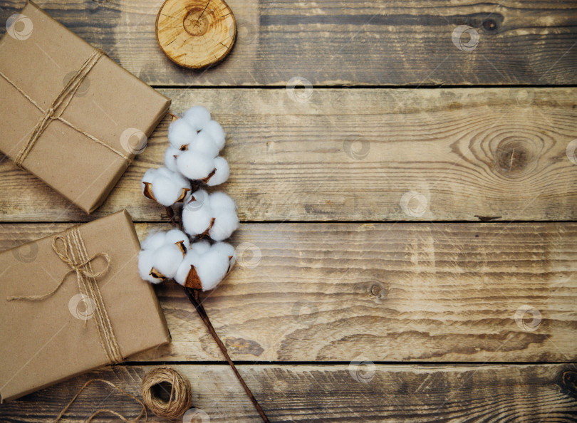 Скачать Коробки, упакованные в крафт-бумагу, перевязаны шпагатом на деревянном фоне.Экологически чистый материал.Рождество и Новый год. фотосток Ozero