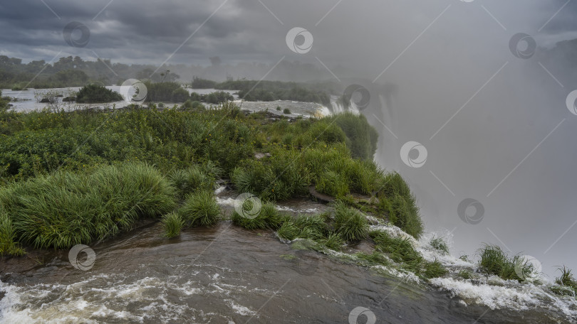 Скачать Река несется и срывается с уступа в пропасть. фотосток Ozero