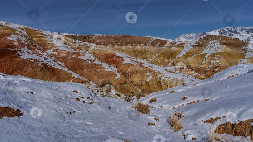 Скачать Яркие красно-оранжевые холмы на фоне голубого неба. фотосток Ozero