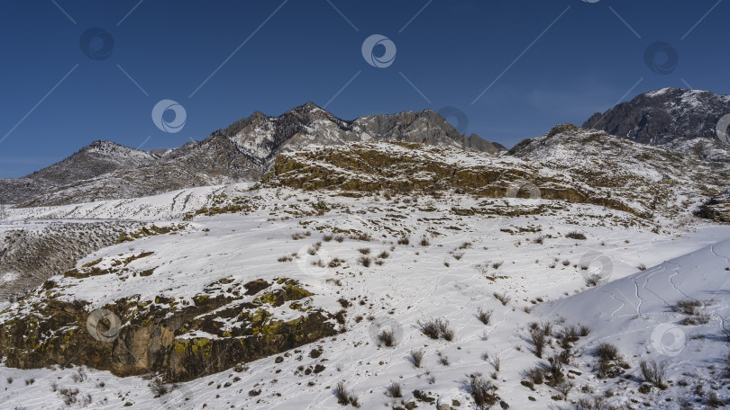 Скачать Суровый горный хребет на фоне голубого неба. фотосток Ozero