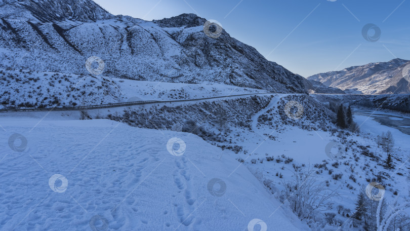 Скачать Шоссе проходит вдоль горного хребта. фотосток Ozero